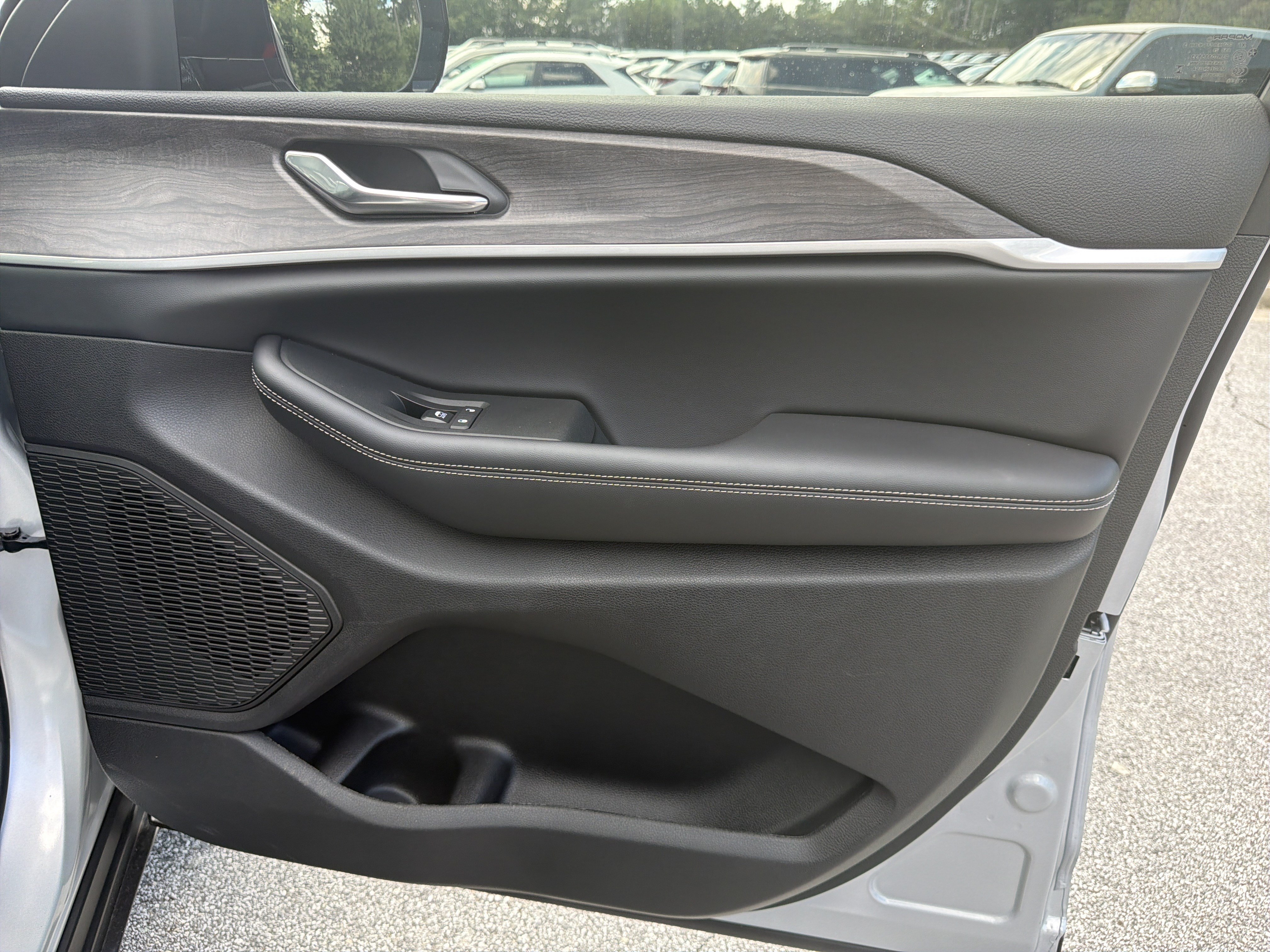 New 2025 Jeep Grand Cherokee Limited w/ Black Appearance Package RWD image 17