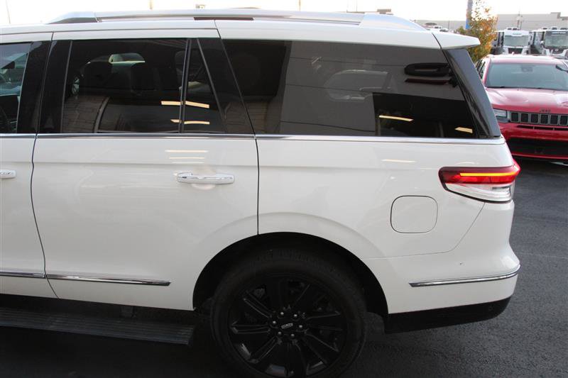 Used 2022 Lincoln Navigator Reserve image 6