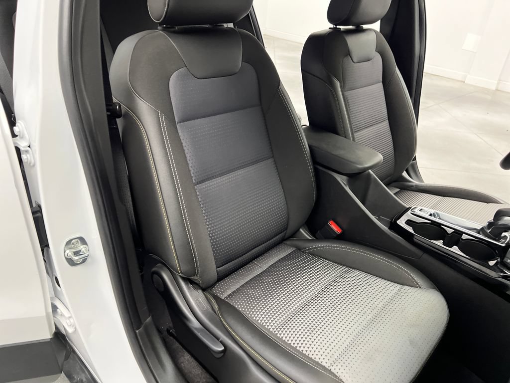 Used 2025 Chevrolet Trax LT FWD image 28