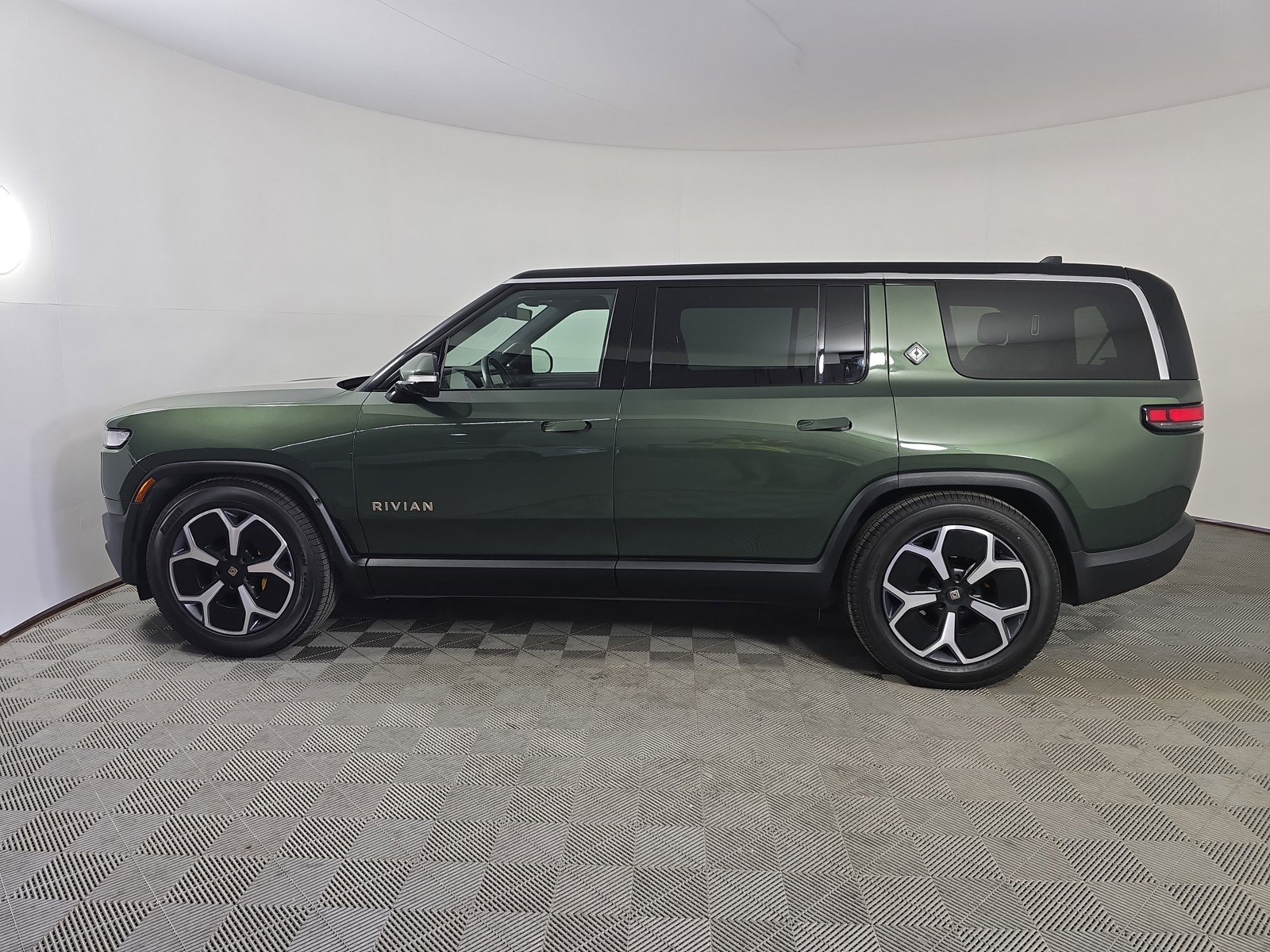 Used 2024 Rivian R1S Adventure AWD/4WD image 2