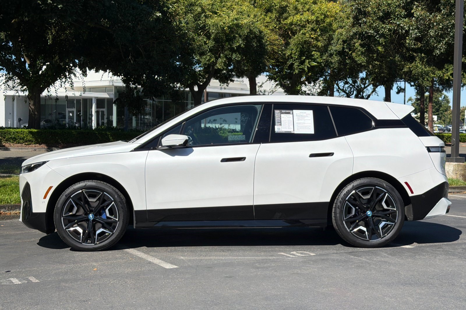Used 2024 BMW iX xDrive50 w/ Sport Package AWD/4WD image 9