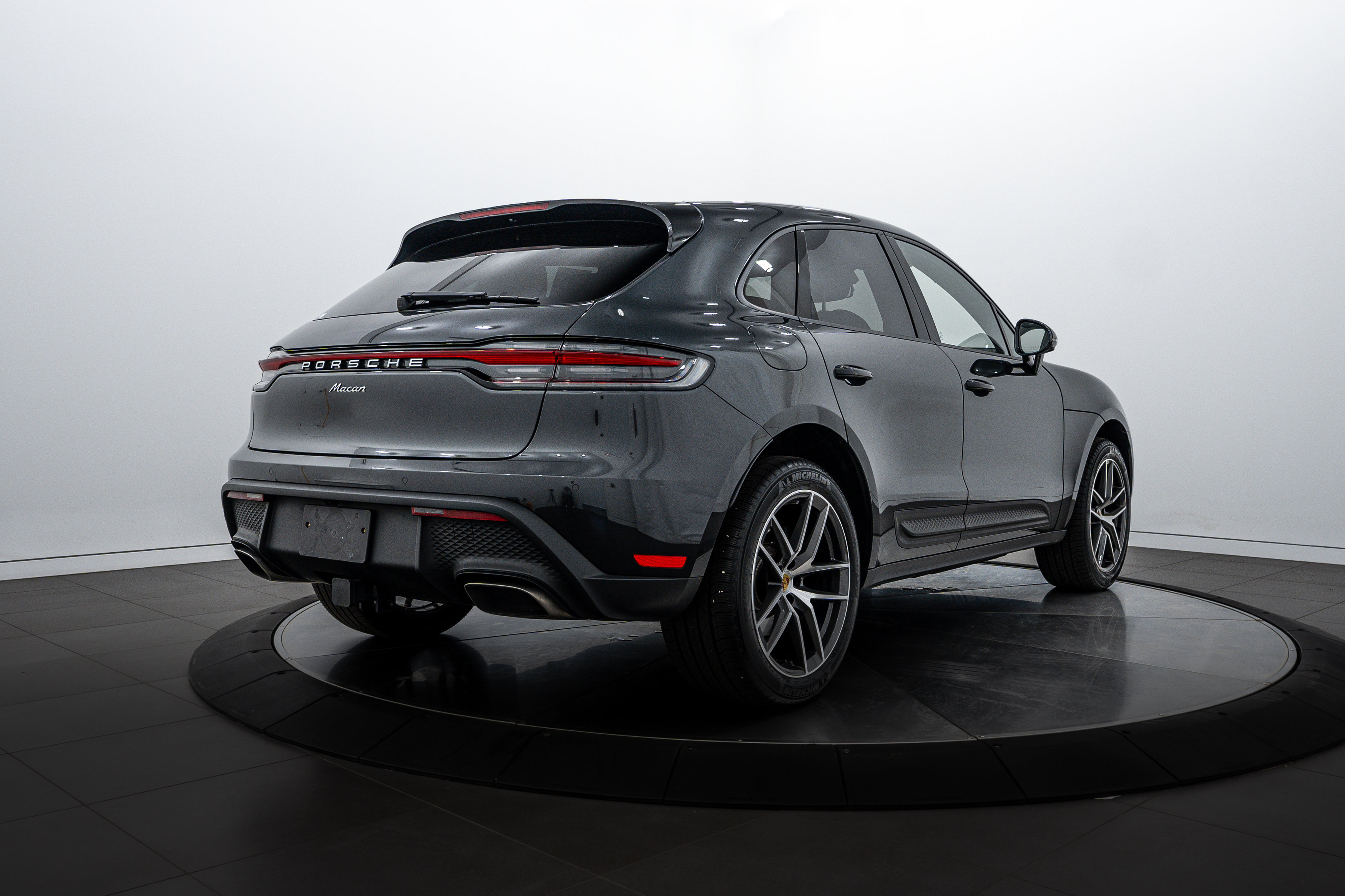 Certified 2025 Porsche Macan image 7