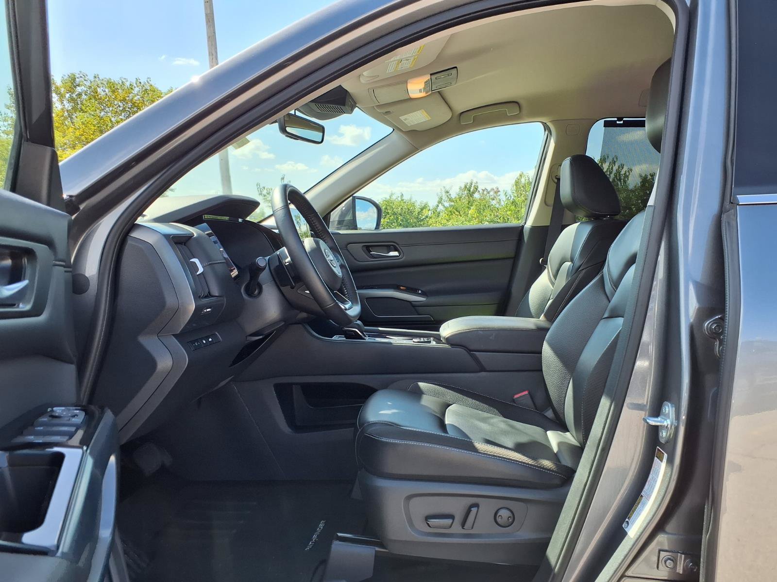 Used 2025 Nissan Pathfinder SL AWD/4WD image 23