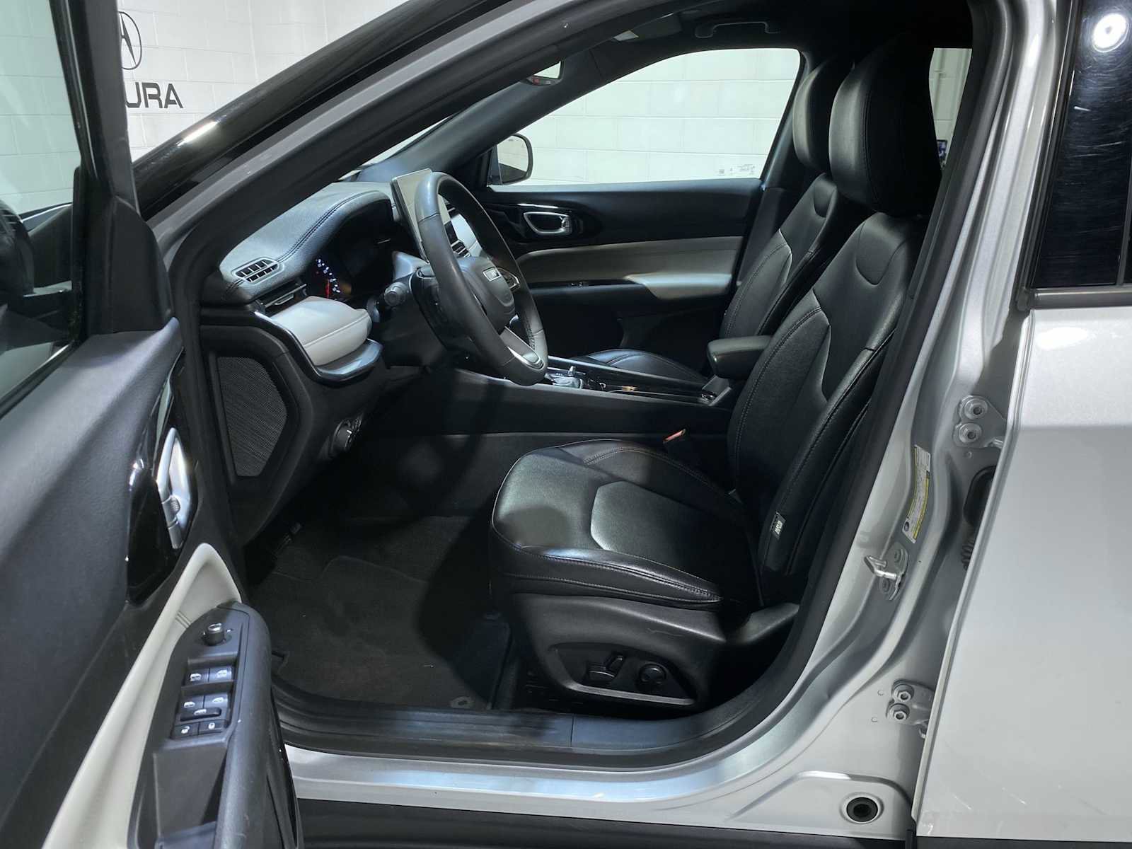 Used 2024 Jeep Compass Limited AWD/4WD image 2