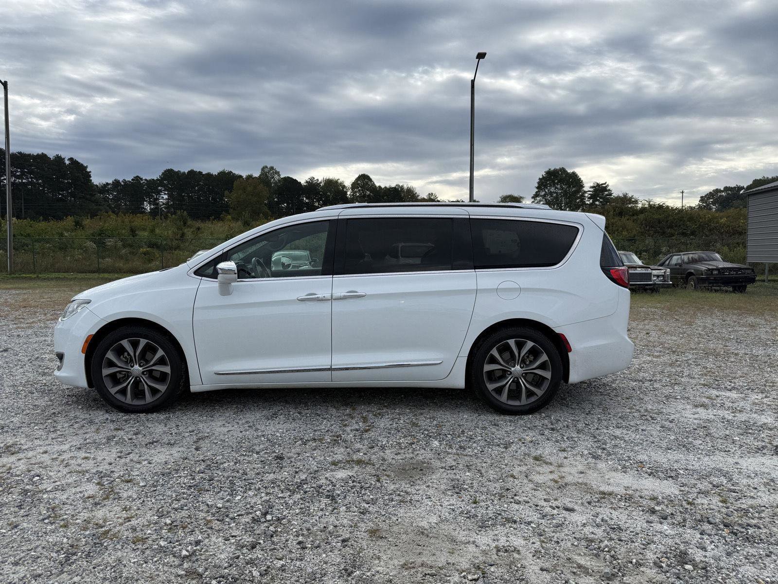 Used 2020 Chrysler Pacifica Limited w/ Tire & Wheel Group image 2