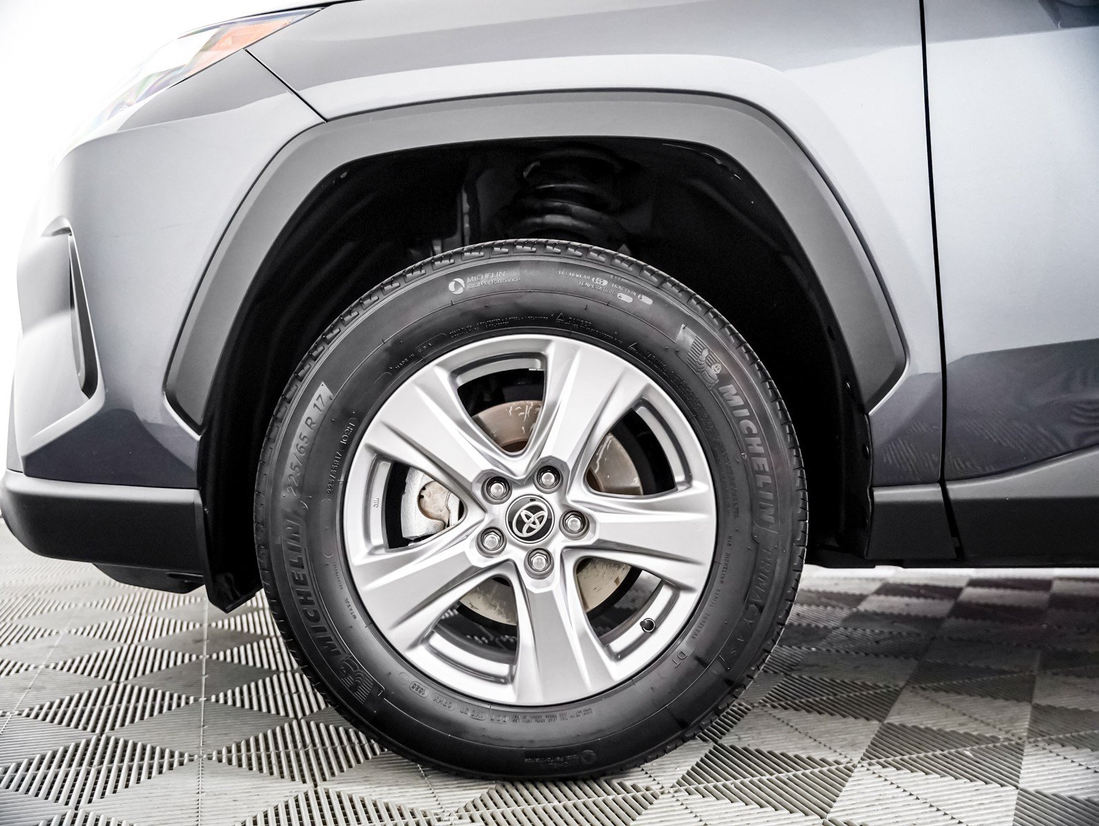 Used 2025 Toyota RAV4 XLE w/ Convenience Package FWD image 4