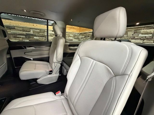 Used 2023 Jeep Wagoneer Series III AWD/4WD image 31