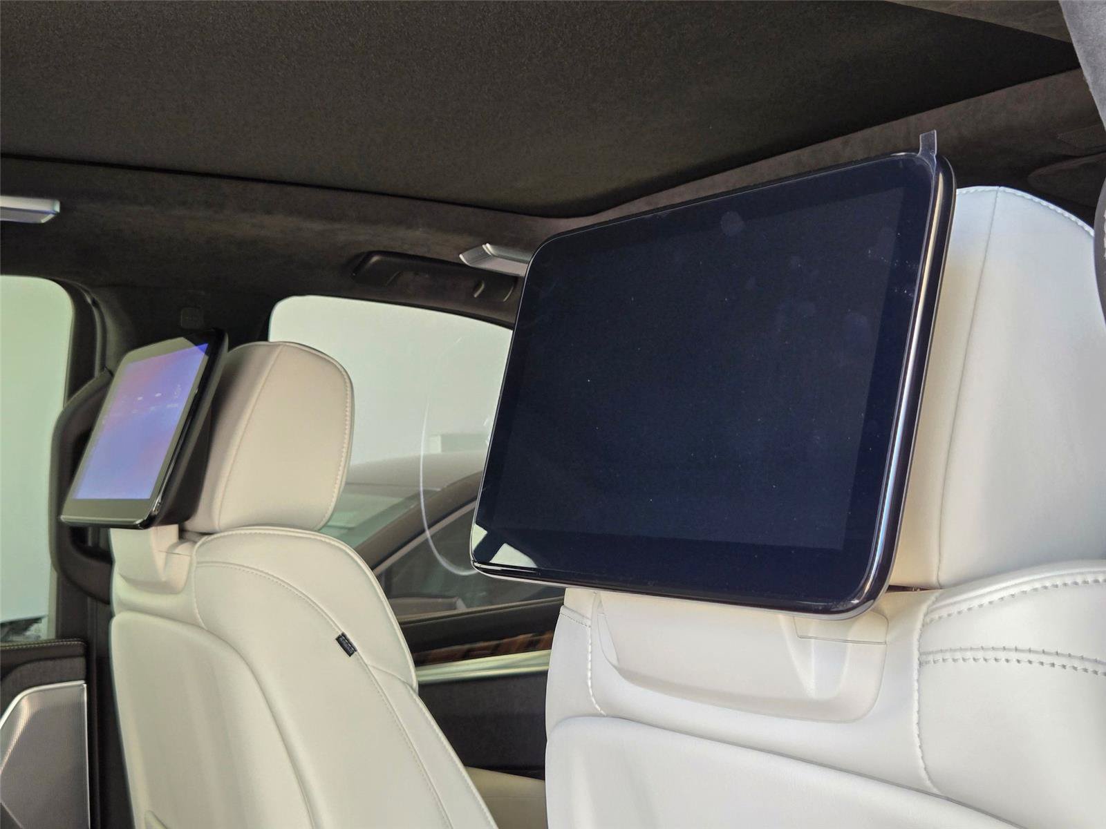 New 2026 Cadillac Escalade ESV Platinum Sport w/ LPO, Floor Liner Package AWD/4WD image 31