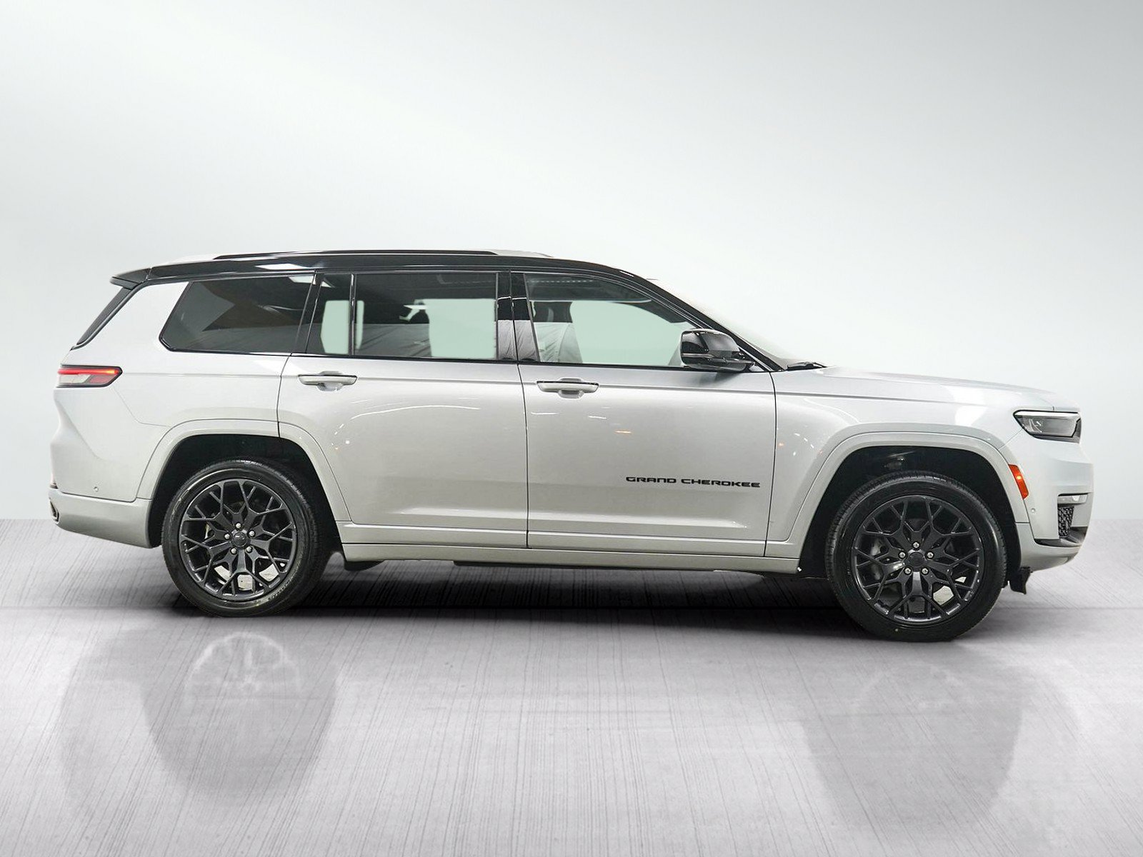 Used 2023 Jeep Grand Cherokee L Summit AWD/4WD image 6