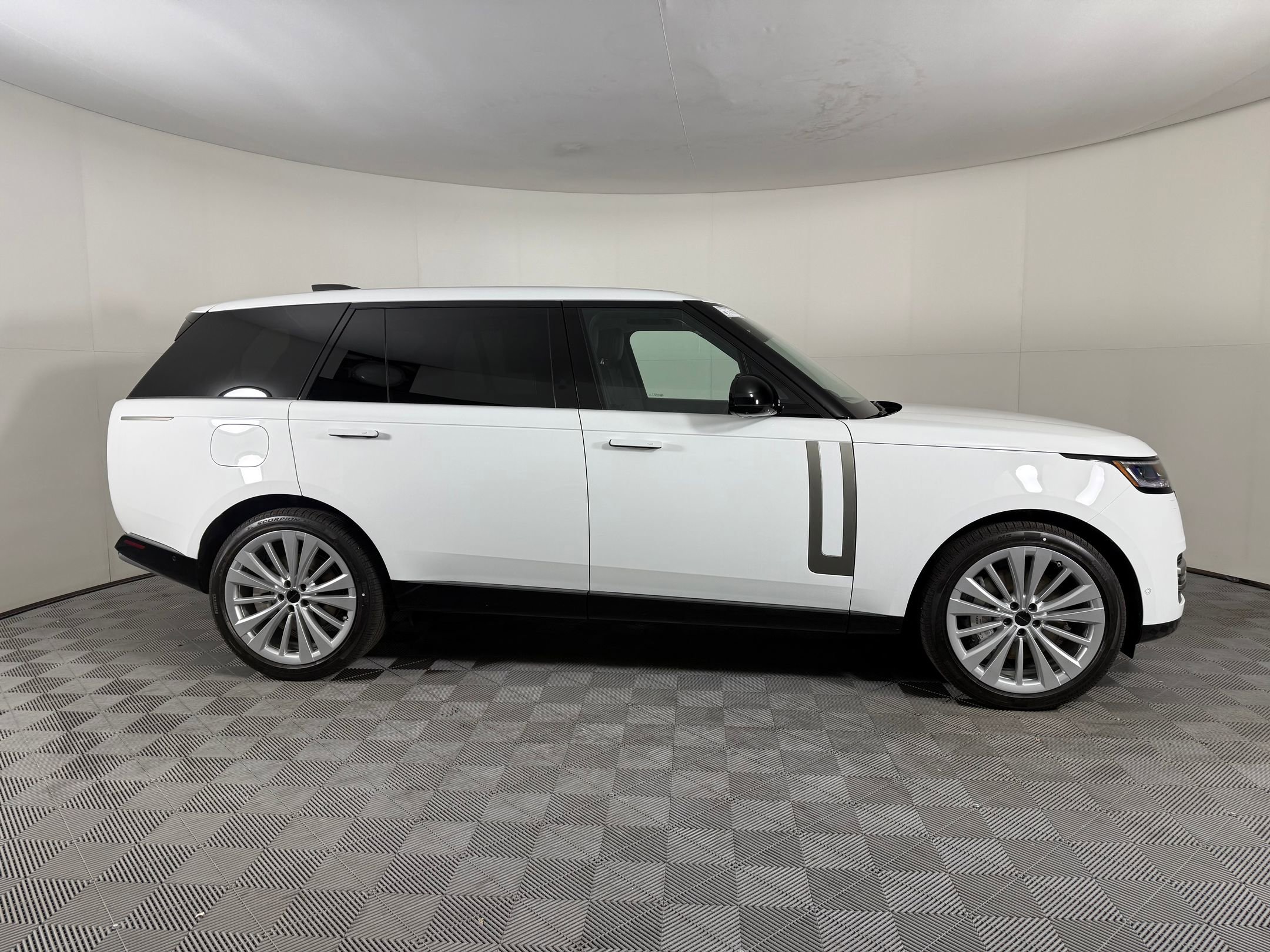 New 2026 Land Rover Range Rover Long Wheelbase SE image 6