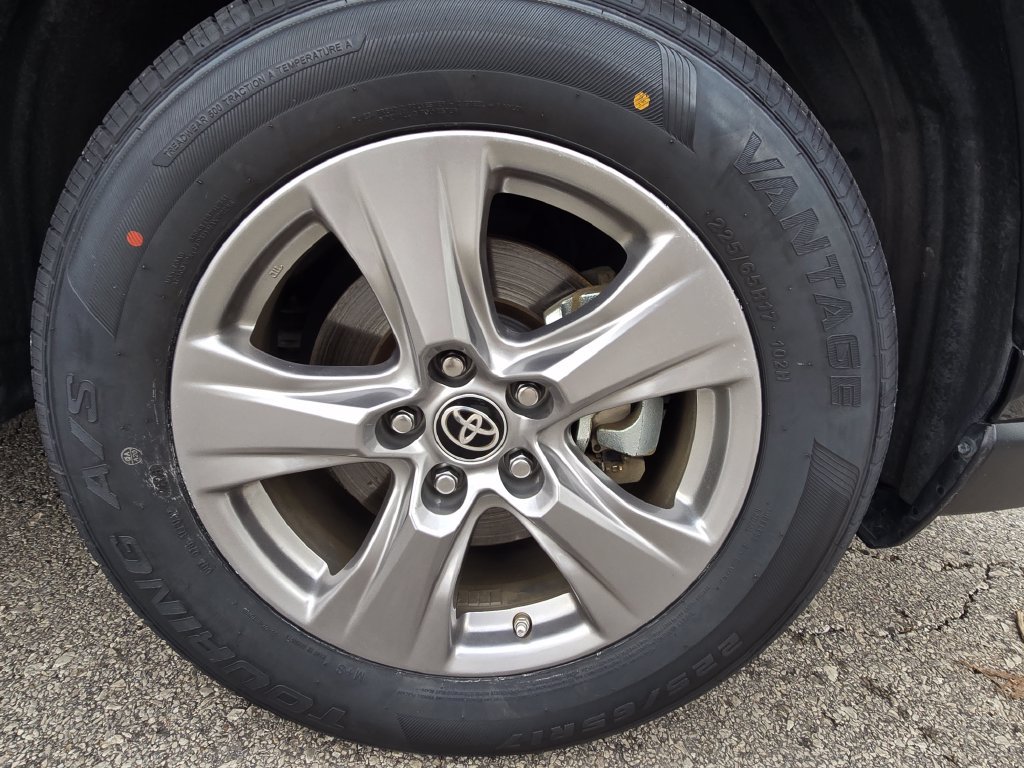 Used 2024 Toyota RAV4 LE AWD/4WD image 21
