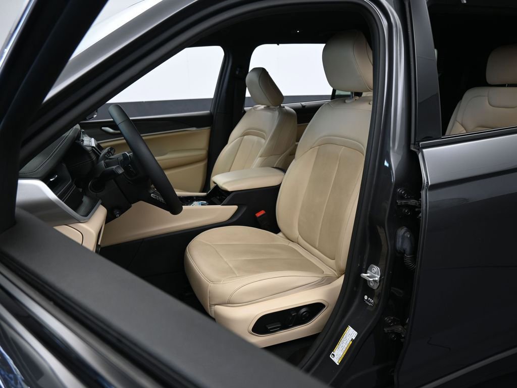 Used 2023 Jeep Grand Cherokee L Limited w/ Luxury Tech Group II AWD/4WD image 10