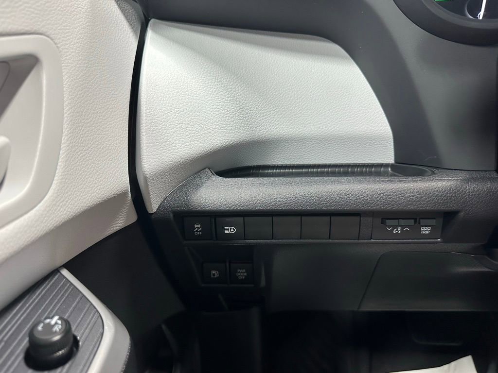 Used 2025 Toyota Sienna LE image 17