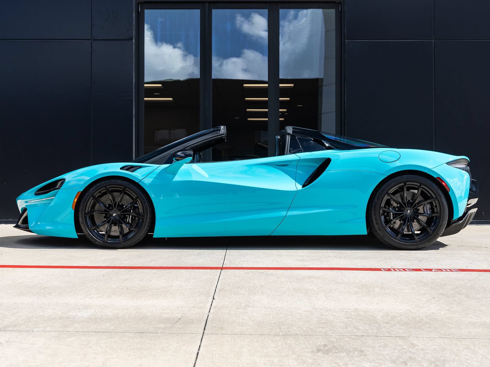 Used 2025 McLaren Artura Spider RWD image 10