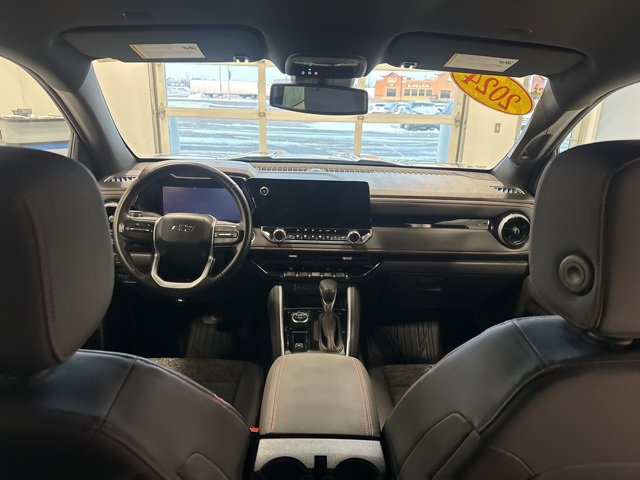 Used 2024 Chevrolet Colorado Z71 image 16