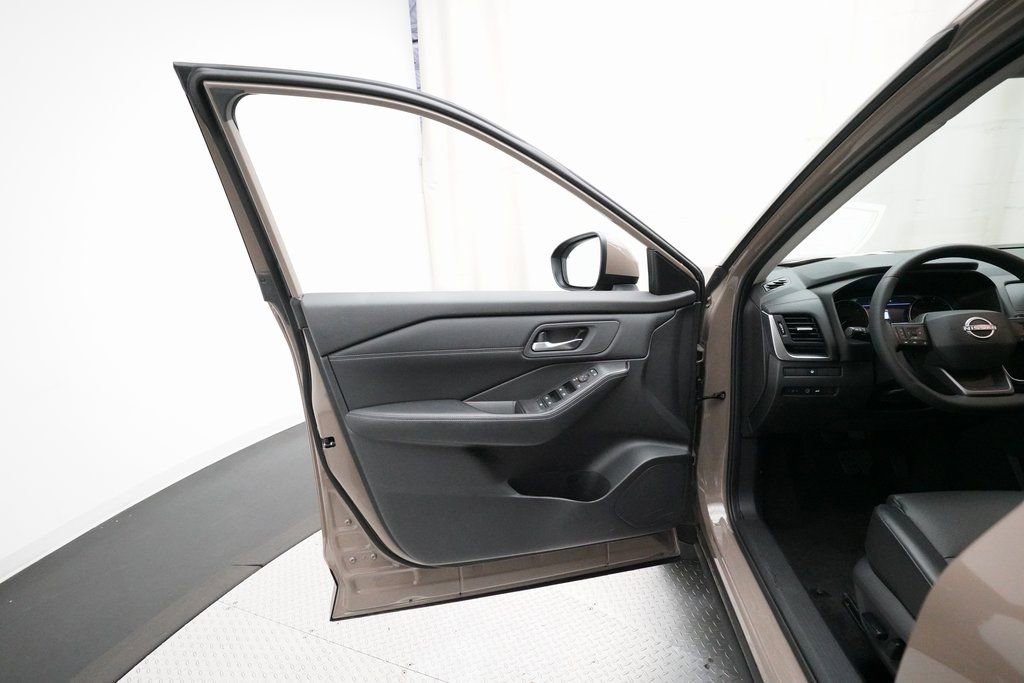 Used 2025 Nissan Rogue SV w/ SV Premium Package image 28