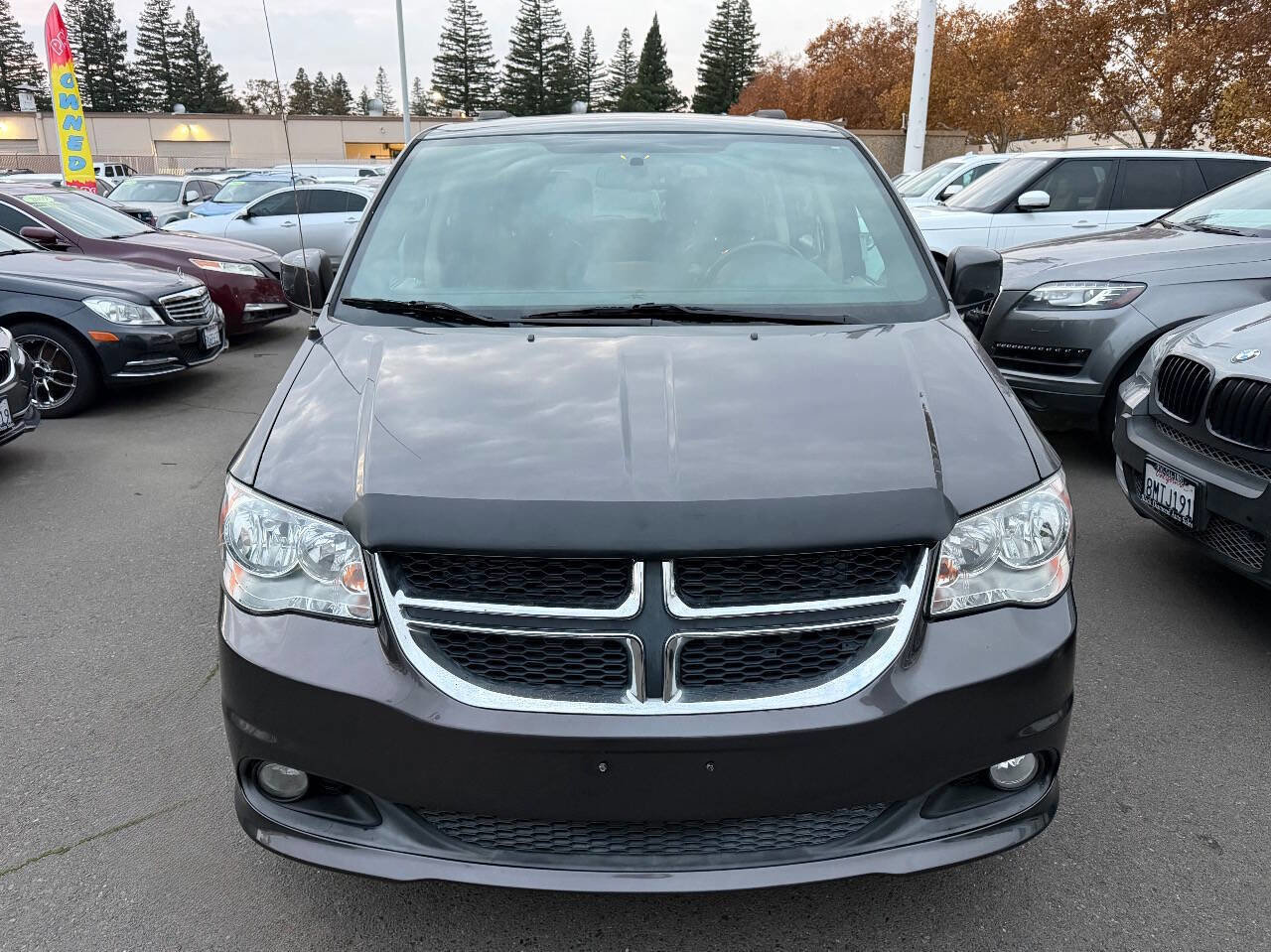 Used 2017 Dodge Grand Caravan SXT image 2