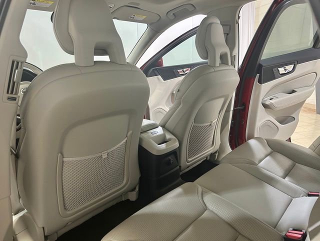 Used 2018 Volvo XC60 T8 Inscription image 13