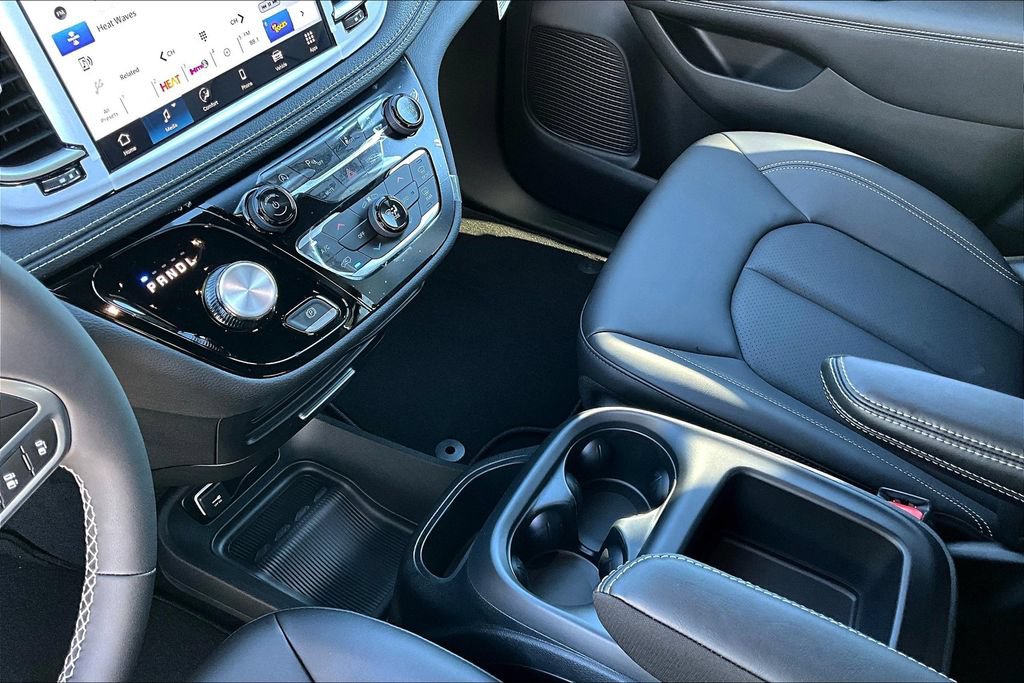New 2026 Chrysler Pacifica Select FWD image 11