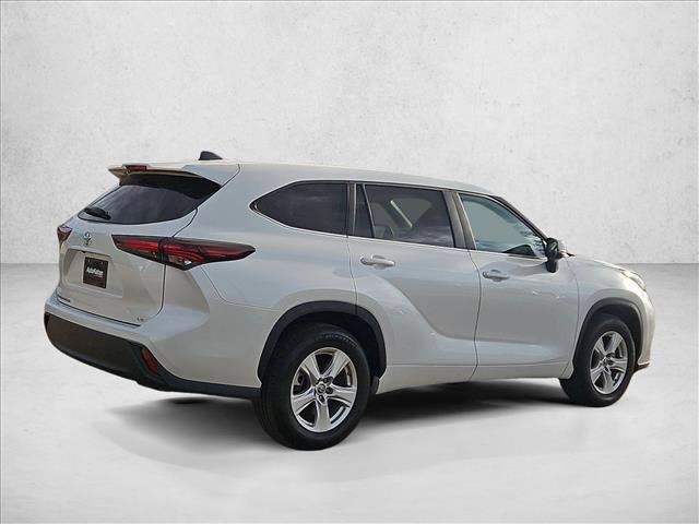 Used 2025 Toyota Highlander LE FWD image 5