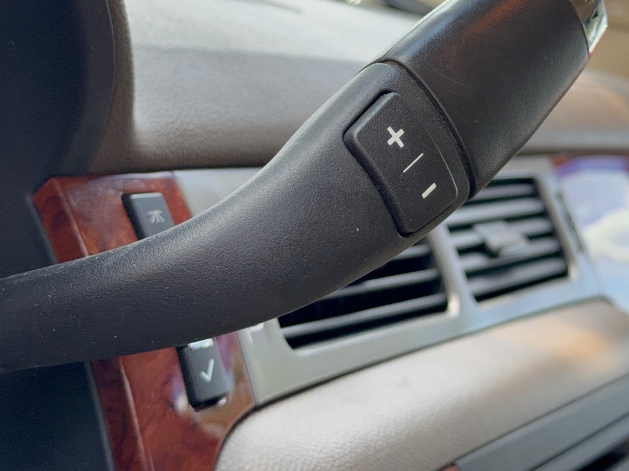 Used 2011 Chevrolet Suburban LTZ RWD image 21