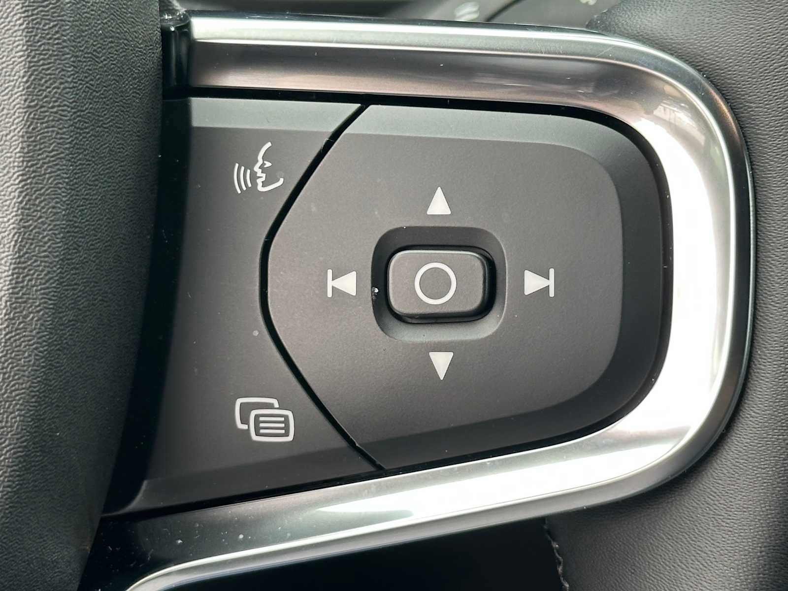 Used 2025 Volvo EX40 Core w/ Climate Package AWD/4WD image 31