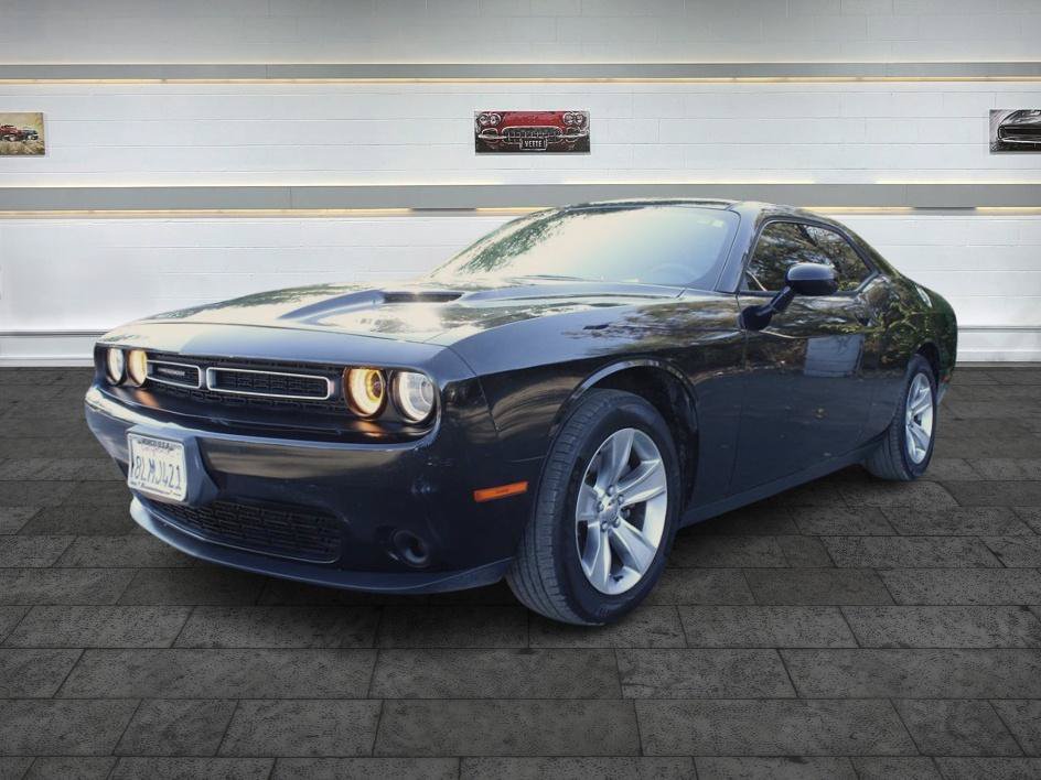 Used 2018 Dodge Challenger SXT RWD image 3