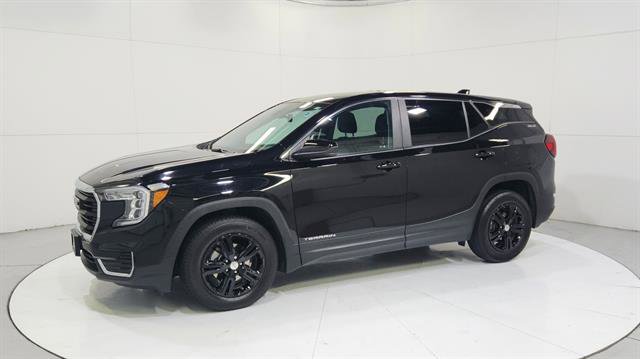 Used 2023 GMC Terrain SLE image 3