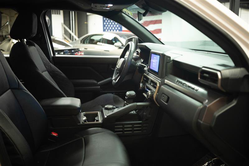 Used 2025 Toyota Tacoma SR5 AWD/4WD image 11