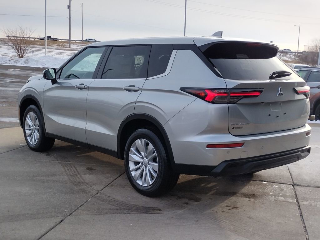 New 2026 Mitsubishi Outlander ES image 18