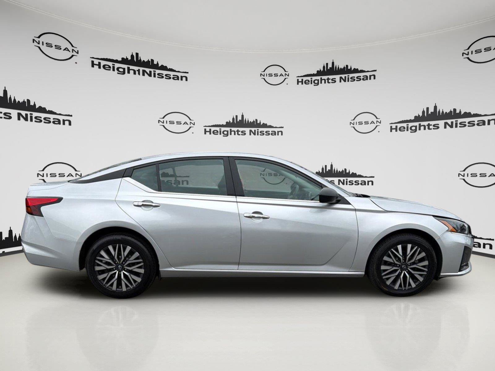 Used 2024 Nissan Altima 2.5 SV AWD/4WD image 6