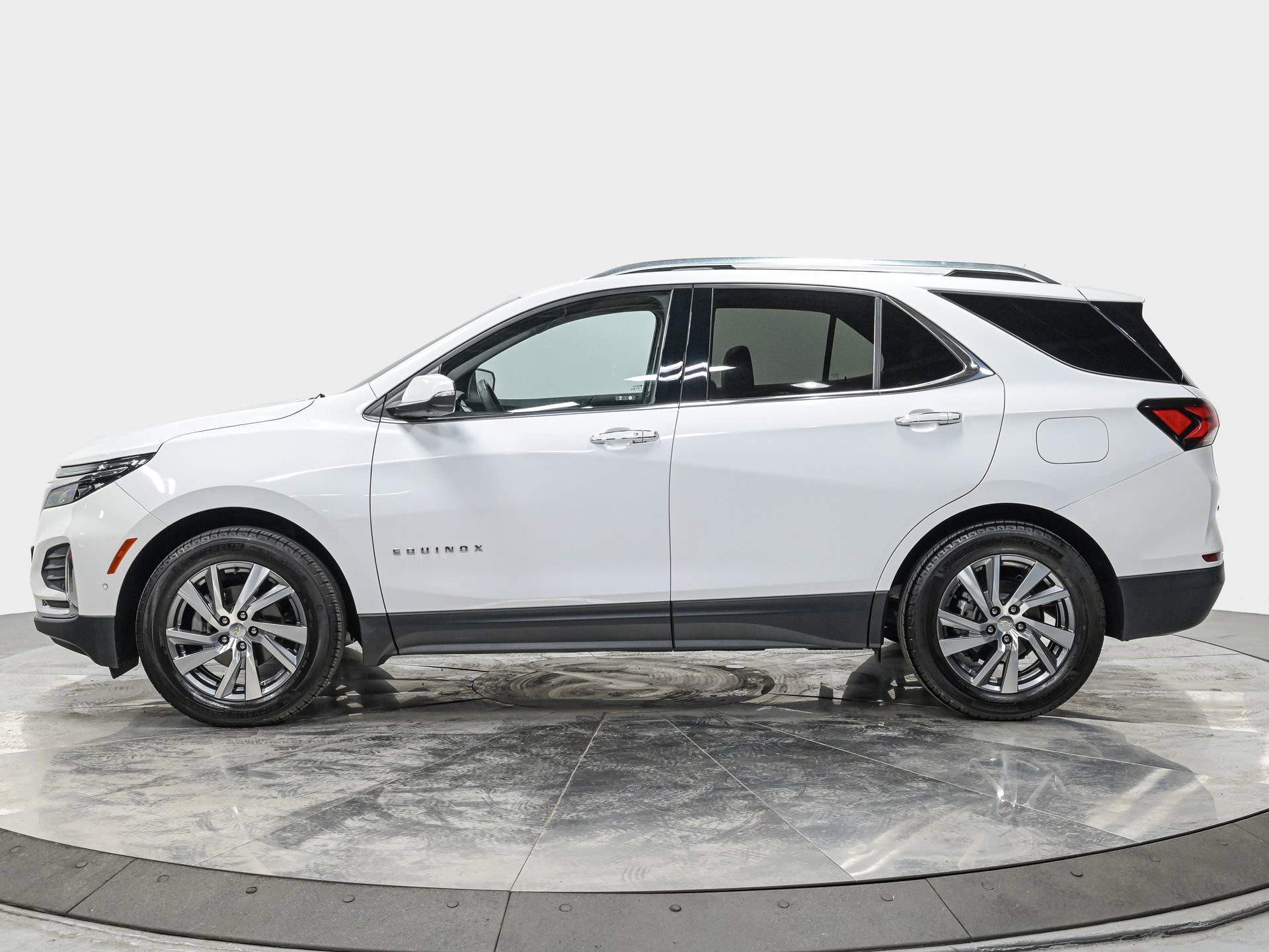 Used 2023 Chevrolet Equinox Premier FWD image 2