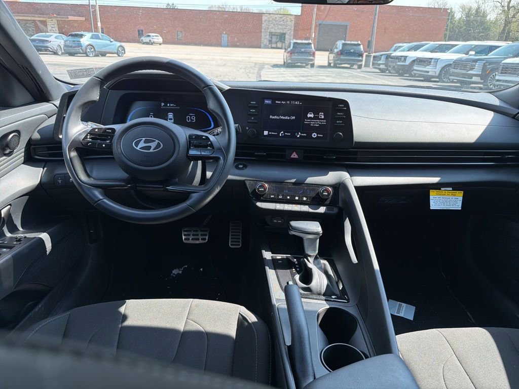 Certified 2025 Hyundai Elantra Sport image 17