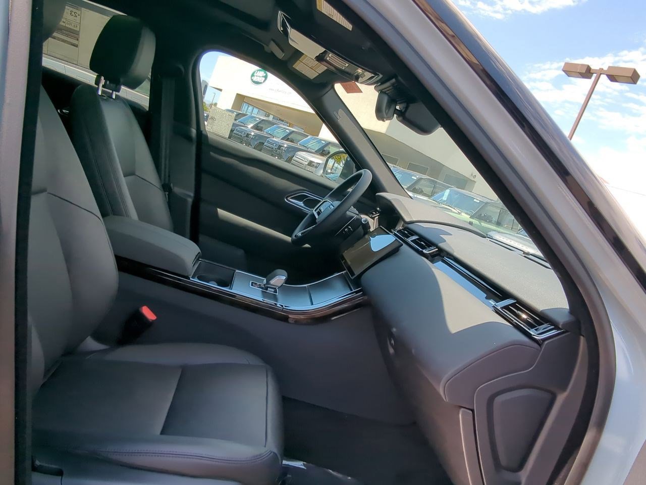 New 2025 Land Rover Range Rover Velar Dynamic SE image 25