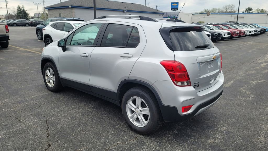 Used 2021 Chevrolet Trax LT w/ LT Convenience Package image 4