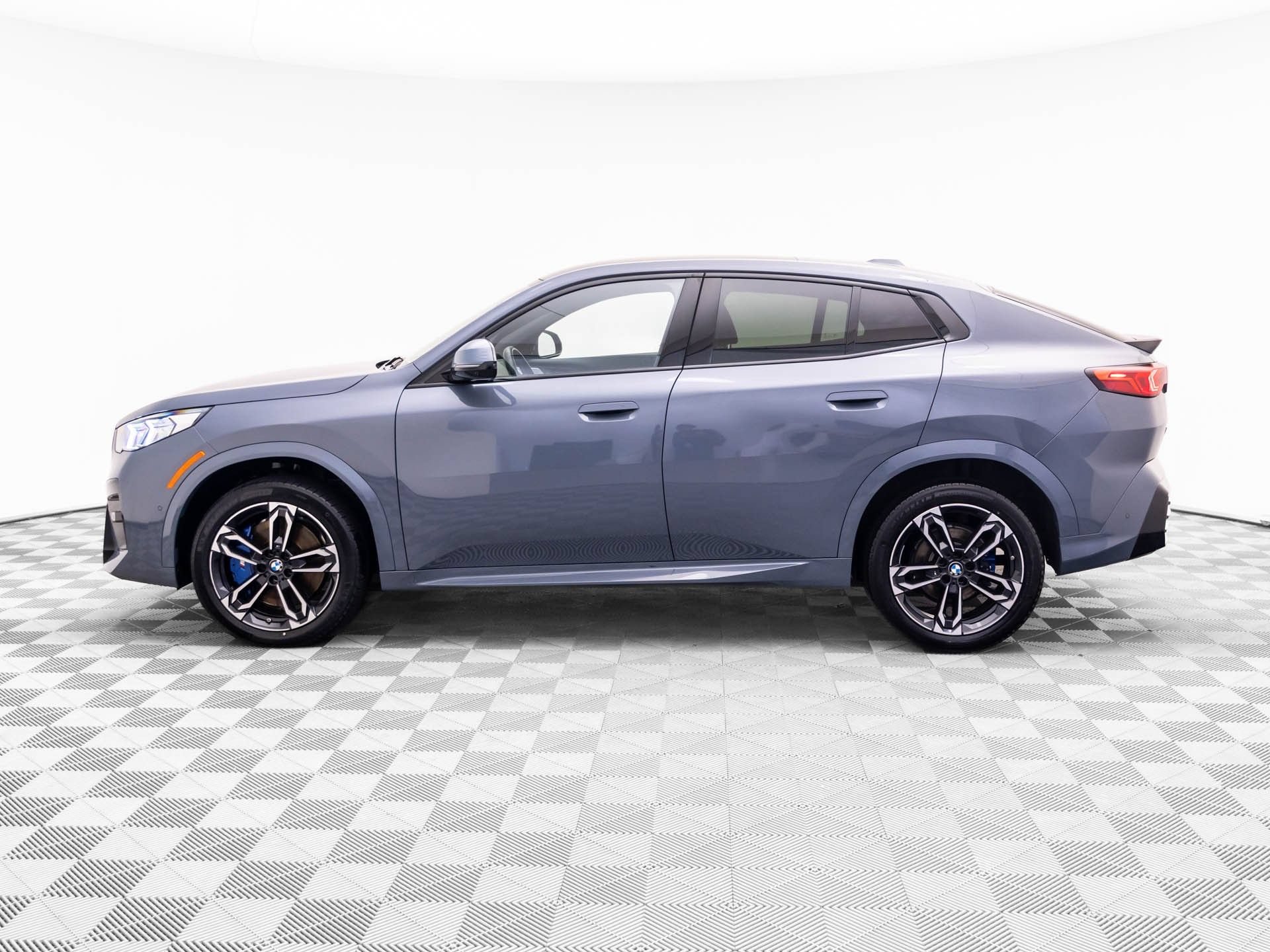 Certified 2025 BMW X2 xDrive28i AWD/4WD image 2