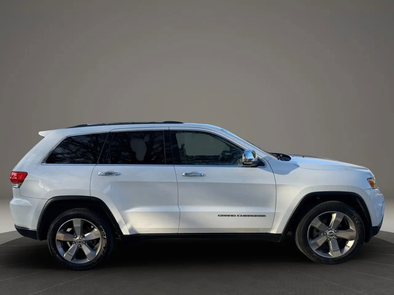 Used 2016 Jeep Grand Cherokee Limited RWD image 4