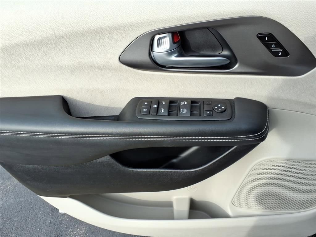 Used 2024 Chrysler Pacifica Touring-L FWD image 11