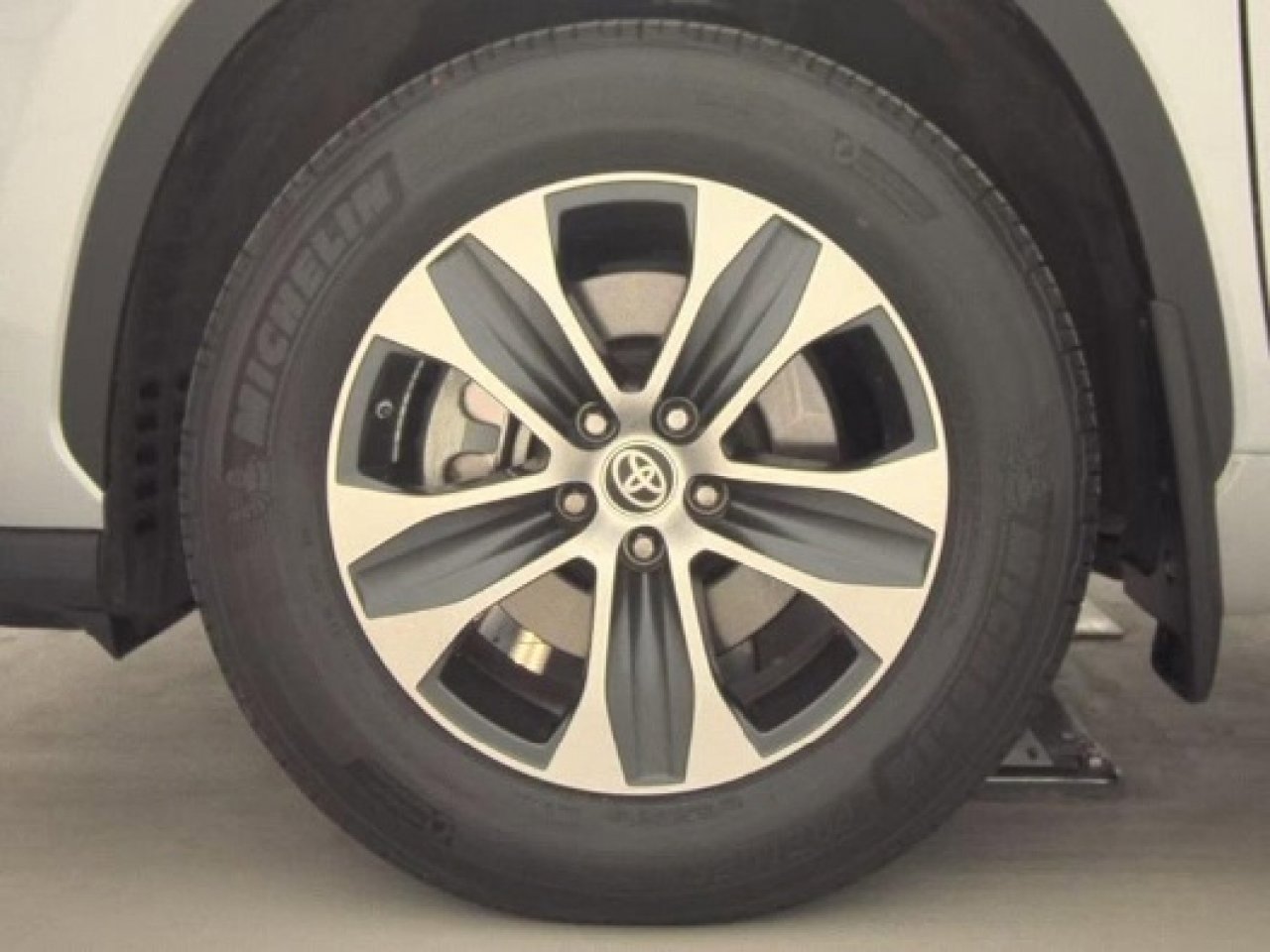 Used 2021 Toyota Highlander XLE image 10