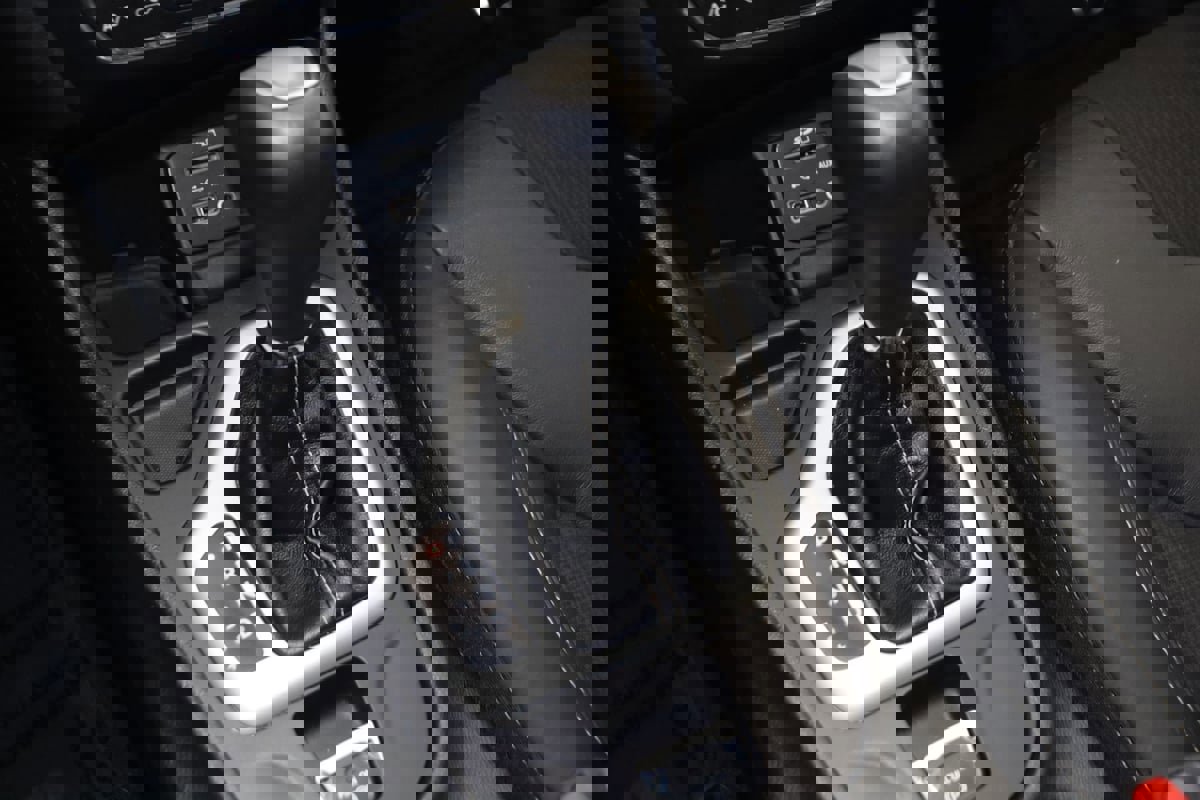 Used 2018 Jeep Cherokee Latitude Plus w/ Cold Weather Group FWD image 7