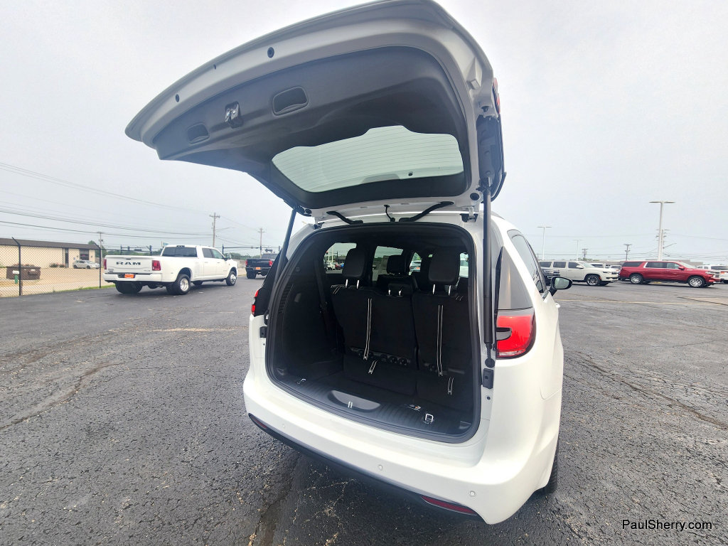 New 2027 Chrysler Pacifica Limited FWD image 17
