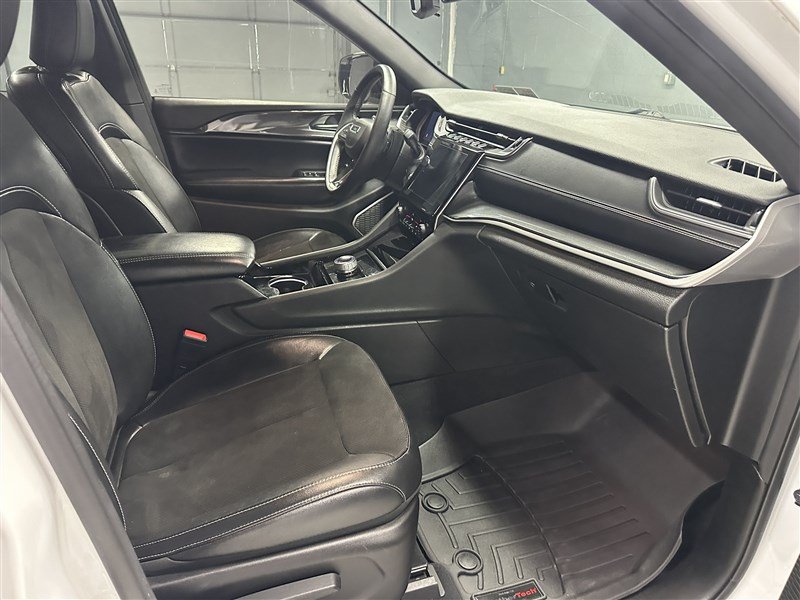 Used 2022 Jeep Grand Cherokee Altitude AWD/4WD image 12