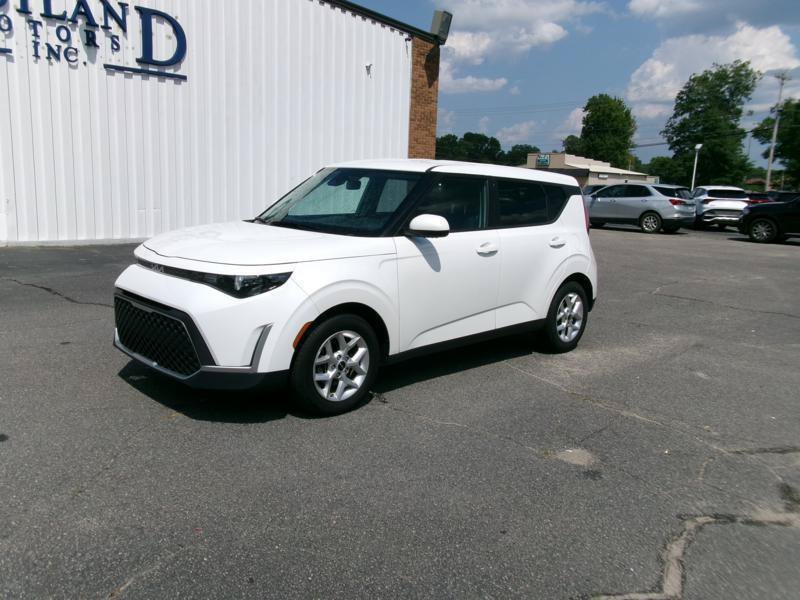 Used 2025 Kia Soul LX w/ LX Technology Package FWD image 2
