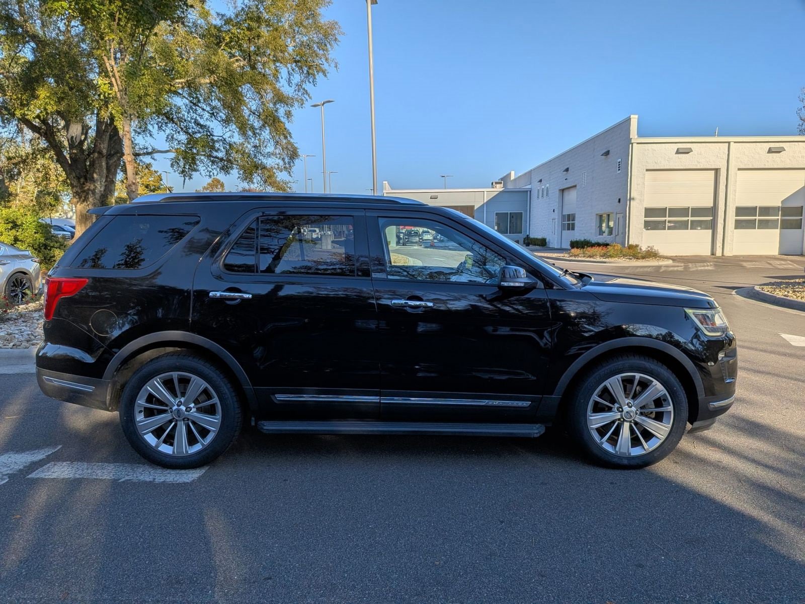 Used 2018 Ford Explorer Limited w/ Ford Safe & Smart Package image 2