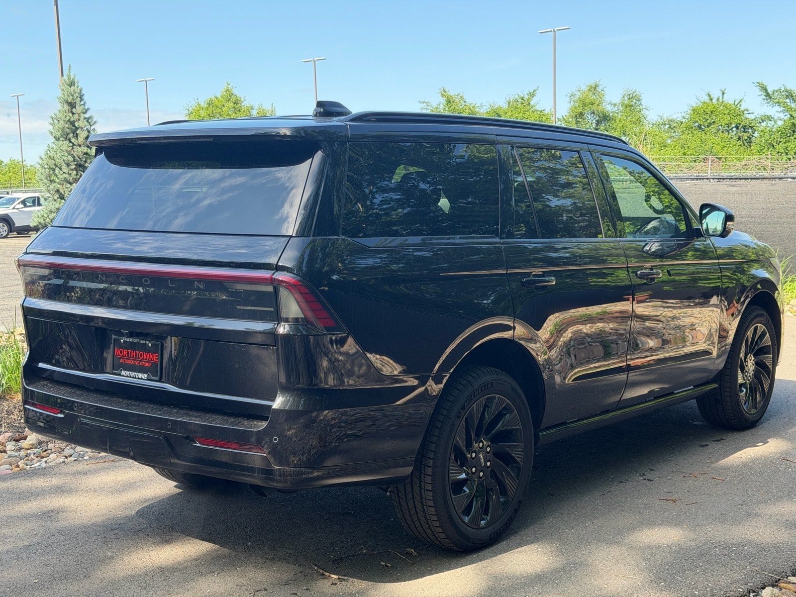 New 2026 Lincoln Navigator Reserve w/ Jet Appearance Package AWD/4WD image 5
