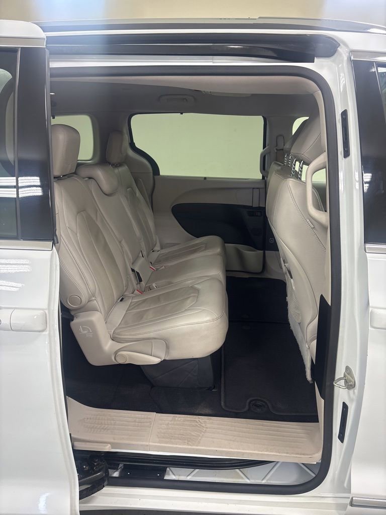 Used 2018 Chrysler Pacifica Touring-L w/ Tire & Wheel Group FWD image 29