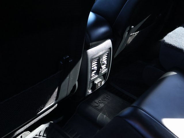 Used 2020 Jeep Grand Cherokee Altitude image 12