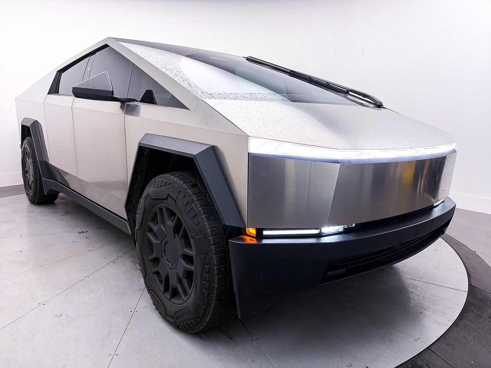 Used 2024 Tesla Cybertruck AWD Crew Cab image 8