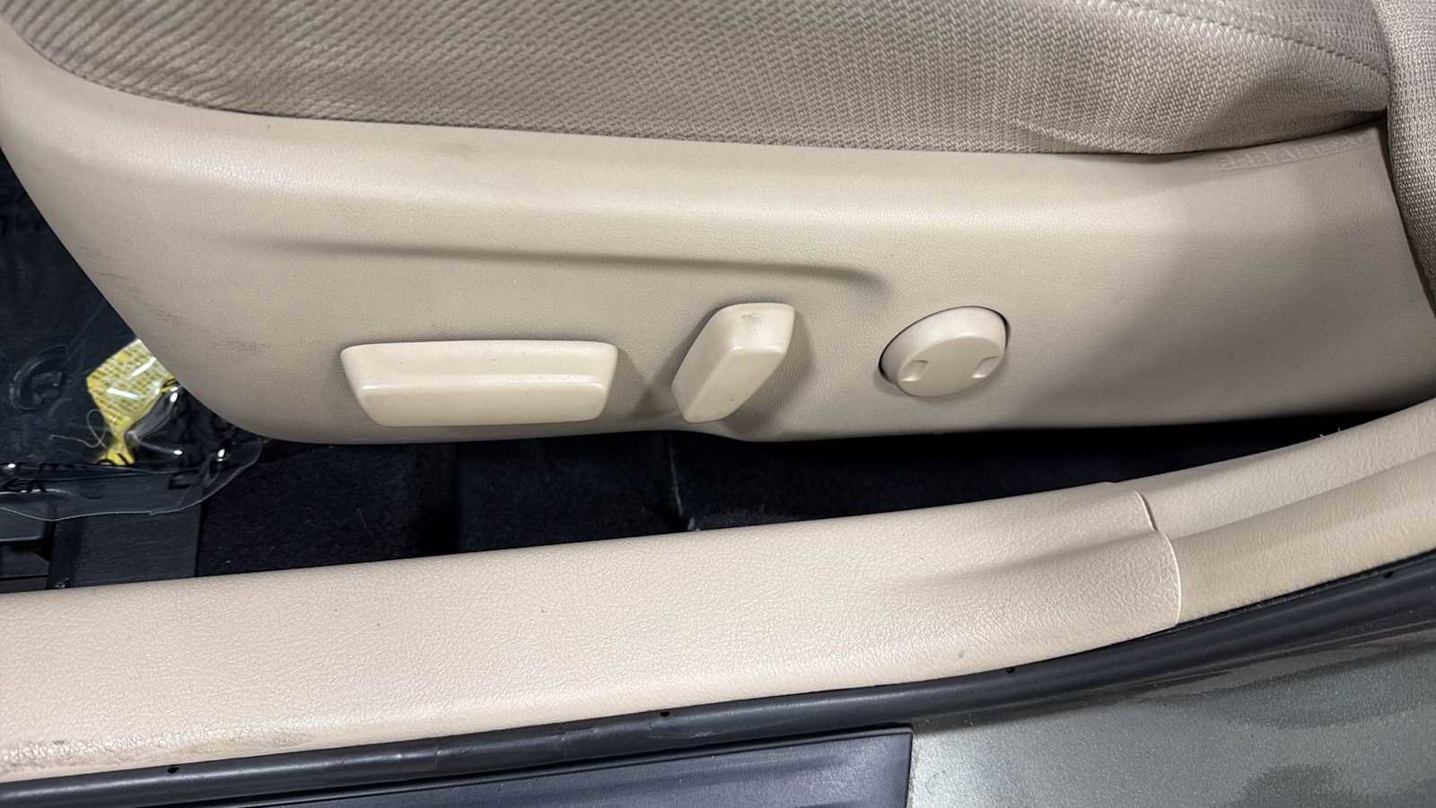 Used 2014 Toyota Camry LE FWD image 14