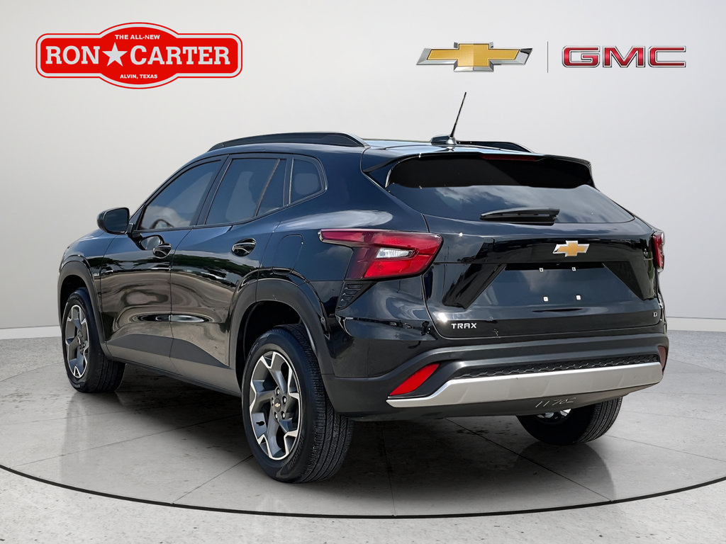 Used 2025 Chevrolet Trax LT FWD image 4